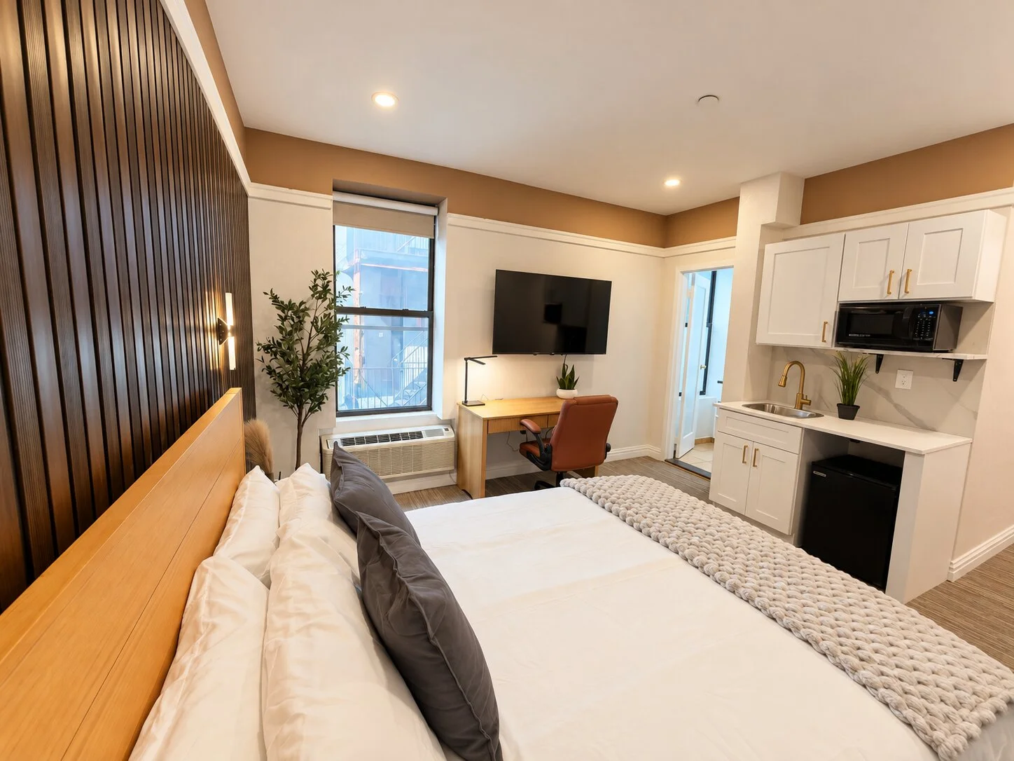 Private room with private bathroom in Midtown – Utilities included