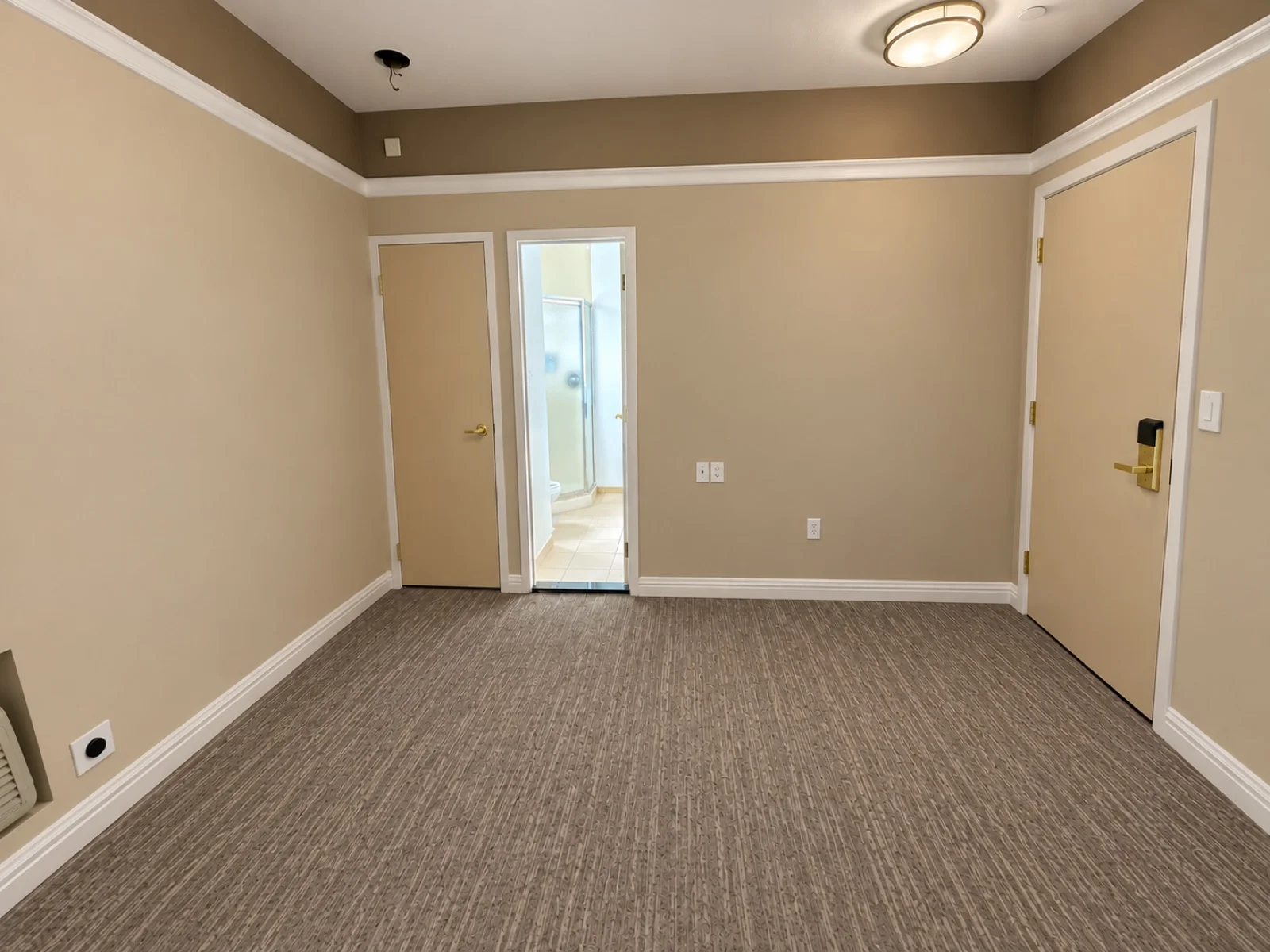 Private room with private bathroom in Midtown – Utilities included, photo 4