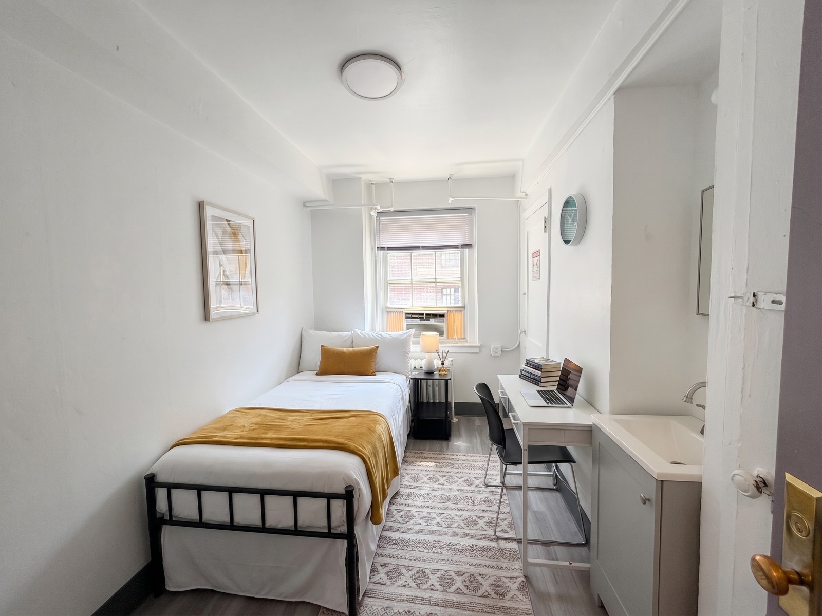 Private room with semi-private bathroom in Lincoln Square – Furnished