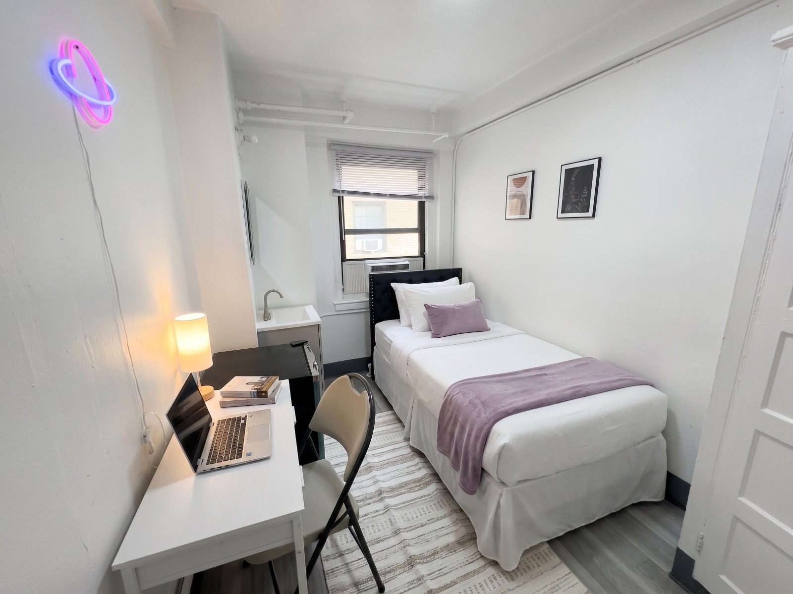 Private room with shared bathroom in Lincoln Square – Furnished