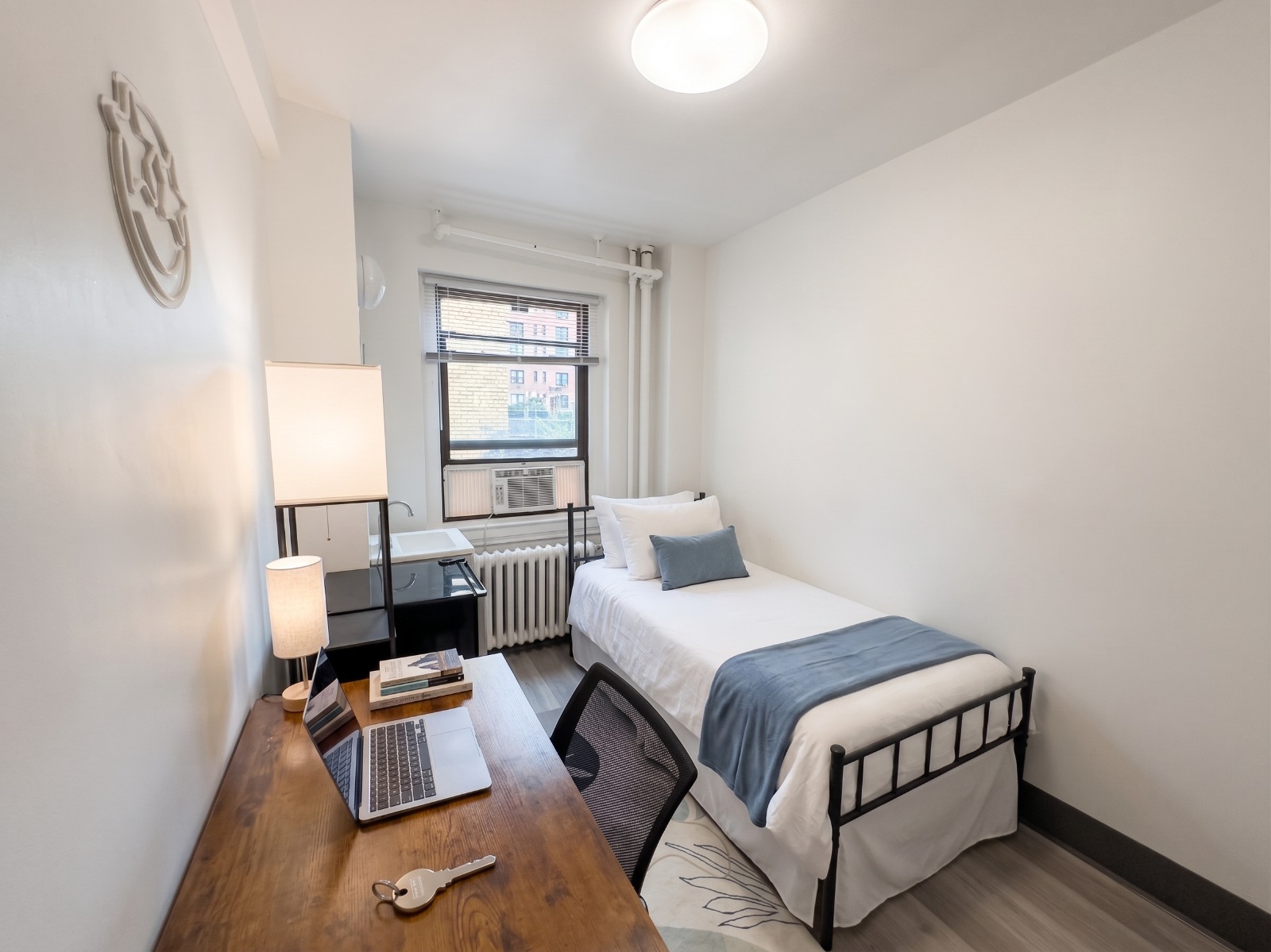 Private room with shared bathroom in Lincoln Square – Furnished