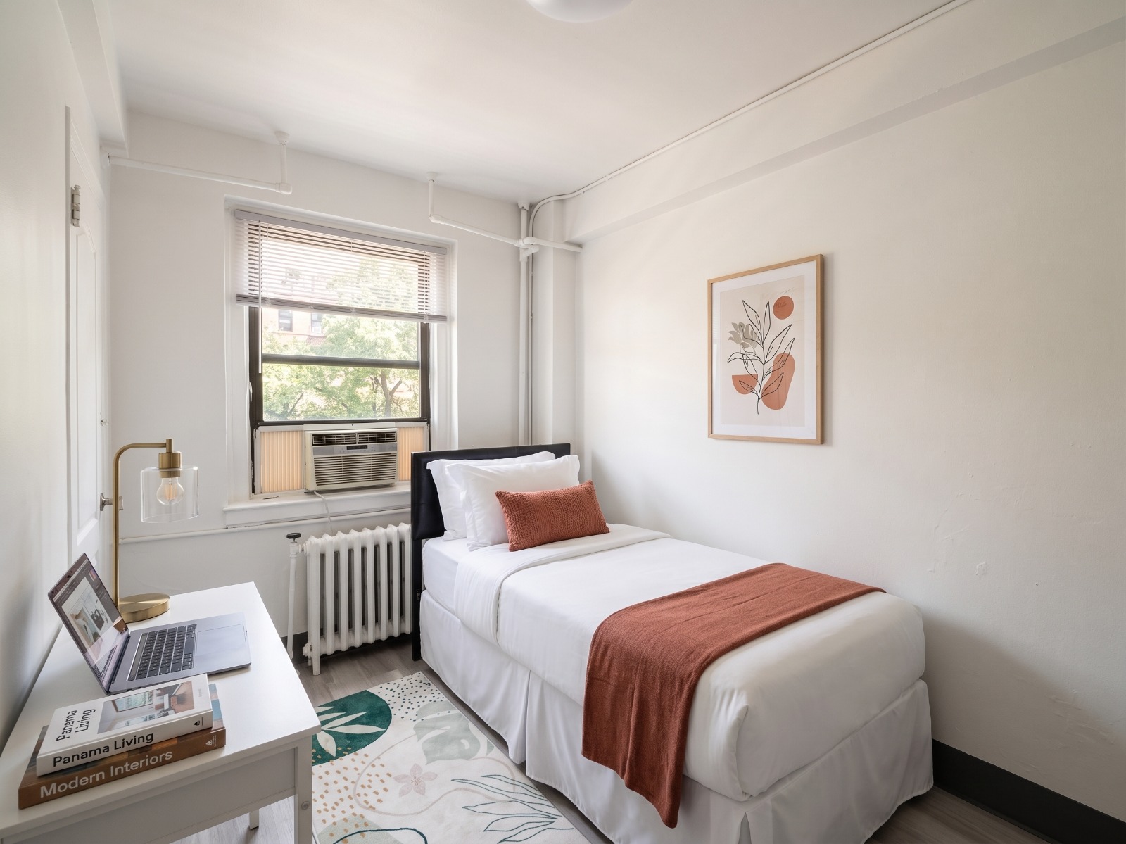 Private room with semi-private bathroom in Lincoln Square – Furnished