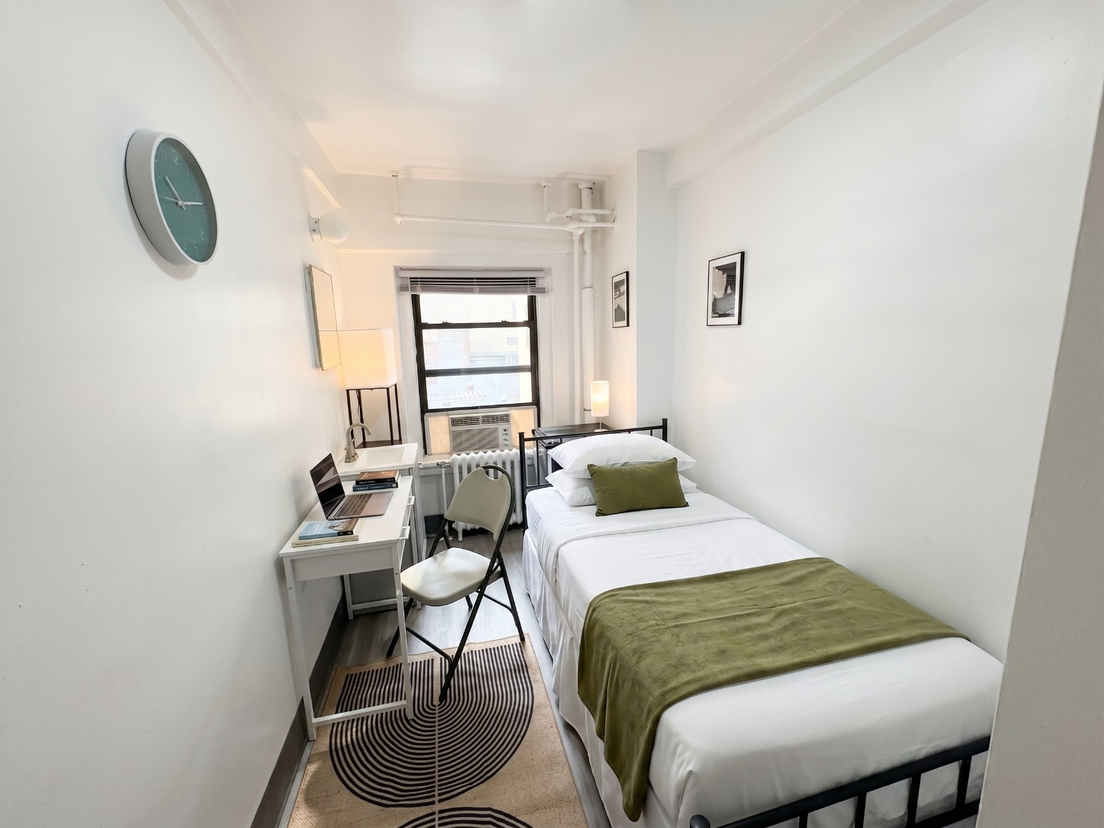 Private room with shared bathroom in Lincoln Square – Furnished