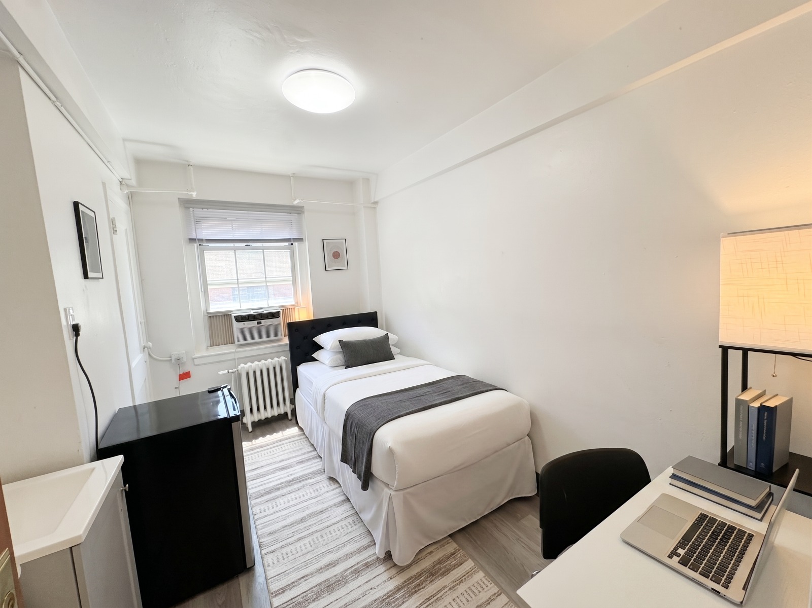 Private room with semi-private bathroom in Lincoln Square – Furnished