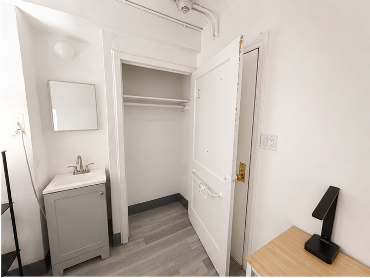 Private room with semi-private bathroom in Lincoln Square – Furnished, photo 4
