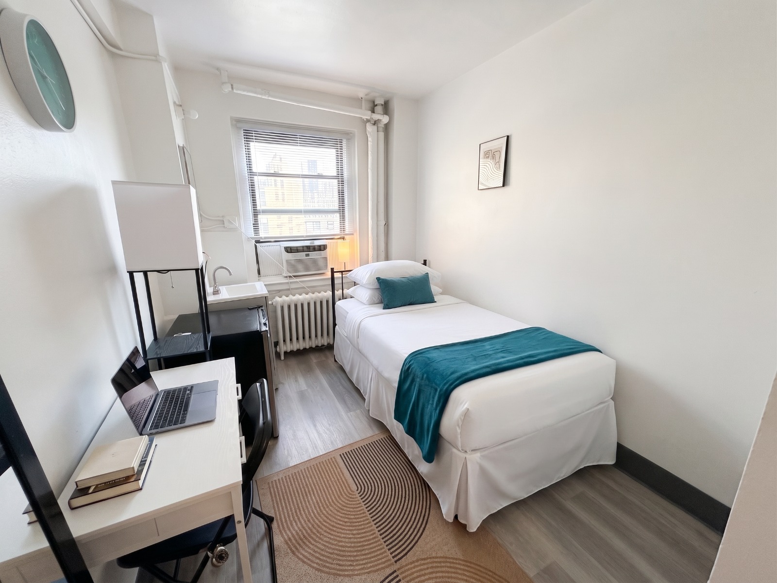 Private room with shared bathroom in Lincoln Square – Furnished