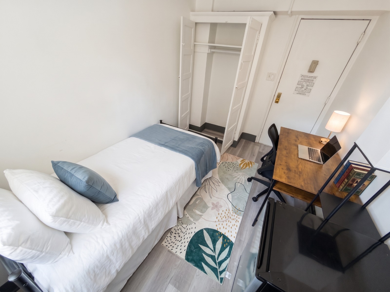 Private room with shared bathroom in Lincoln Square – Furnished, photo 4