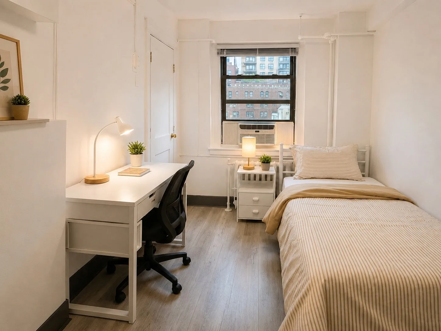 Private room with shared bathroom in Lincoln Square – Furnished