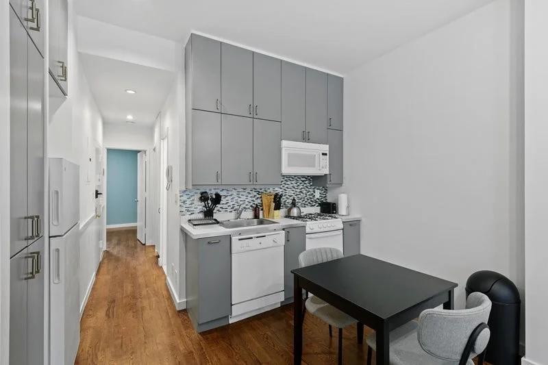 Private room with shared bathroom in Upper East Side – Furnished, photo 7