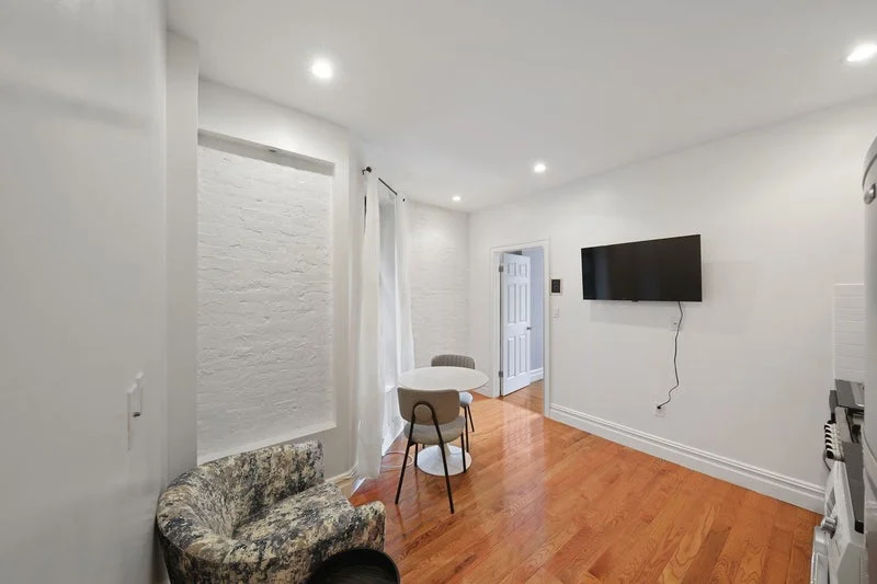 Private room with shared bathroom in Midtown – Furnished, photo 6