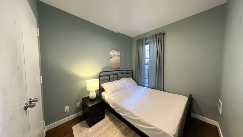 Private room with shared bathroom in Upper East Side – Furnished, photo 4