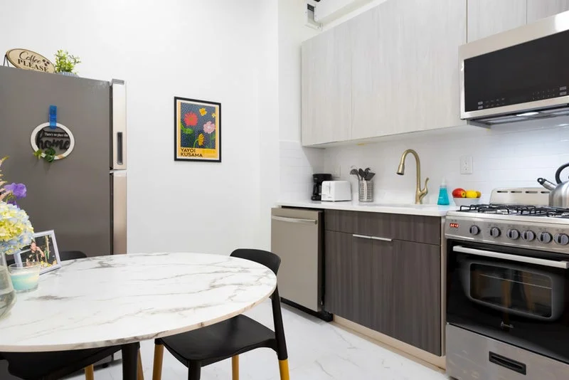 Private room with shared bathroom in Midtown – Furnished, photo 5