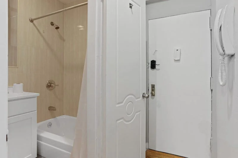 Private room with shared bathroom in Upper West Side – Furnished, photo 8