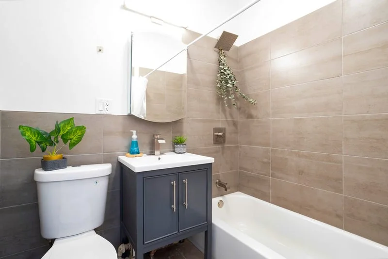 Private room with shared bathroom in Midtown – Furnished, photo 5