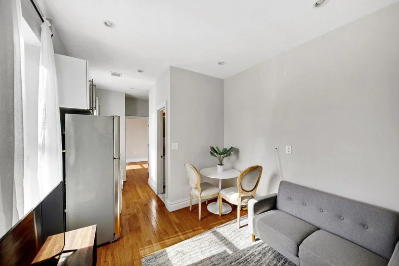 Private room with shared bathroom in Midtown – Furnished, photo 5