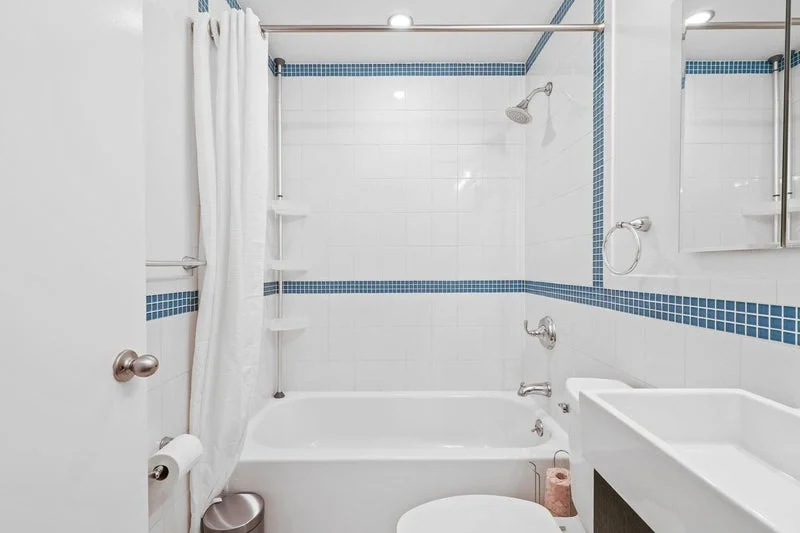 Private room with shared bathroom in Upper East Side – Furnished, photo 8