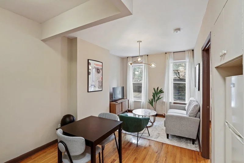 Private room with shared bathroom in Upper East Side – Furnished