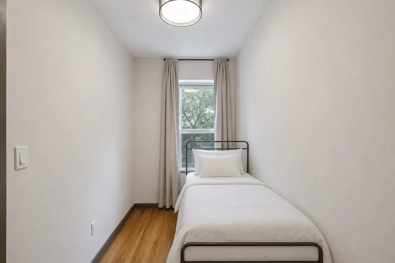 Private room with shared bathroom in Upper East Side – Furnished, photo 4