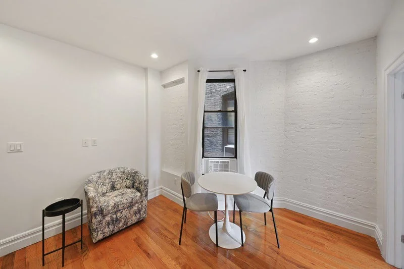 Private room with shared bathroom in Midtown – Furnished, photo 5