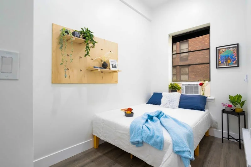 Private room with shared bathroom in Midtown – Furnished