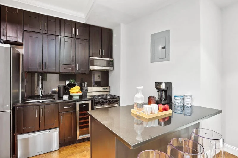 Private room with shared bathroom in Midtown – Furnished, photo 6