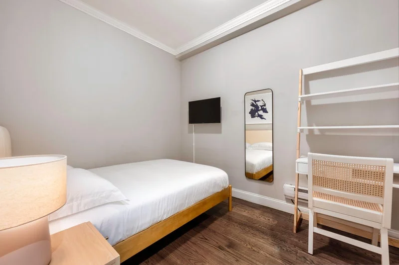 Private room with shared bathroom in Upper East Side – Furnished, photo 4