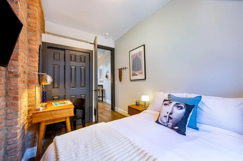Private room with shared bathroom in Midtown – Furnished