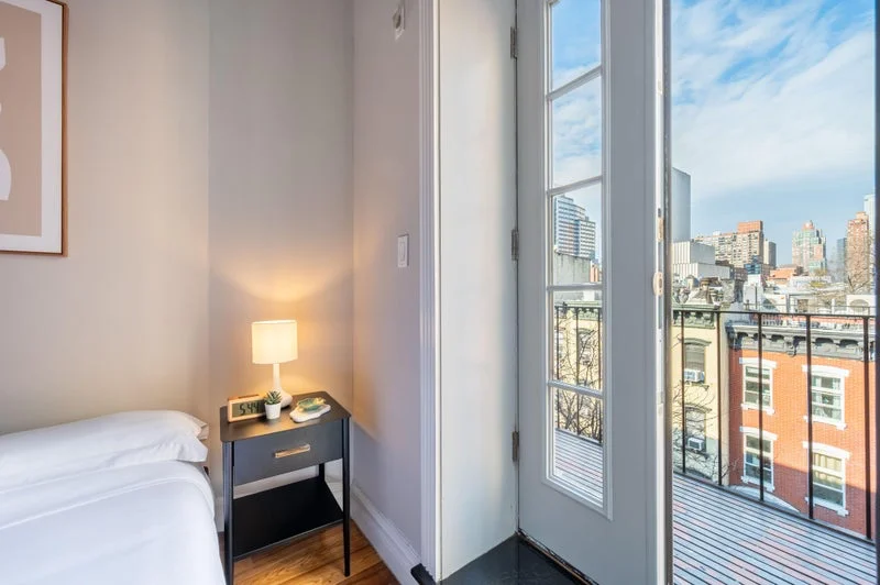 Private room with shared bathroom in Midtown – Furnished, photo 7