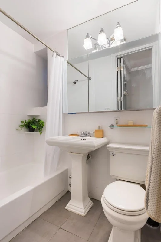 Private room with shared bathroom in Midtown – Furnished, photo 5