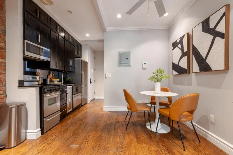 Private room with shared bathroom in Midtown – Furnished, photo 7