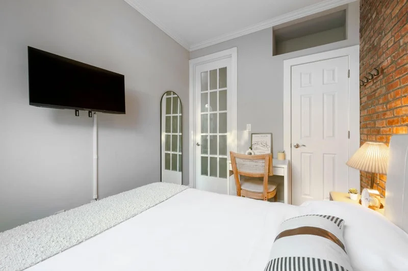Private room with shared bathroom in Midtown – Furnished, photo 8