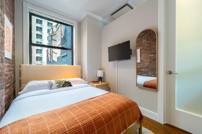 Private room with shared bathroom in Midtown – Furnished, photo 8