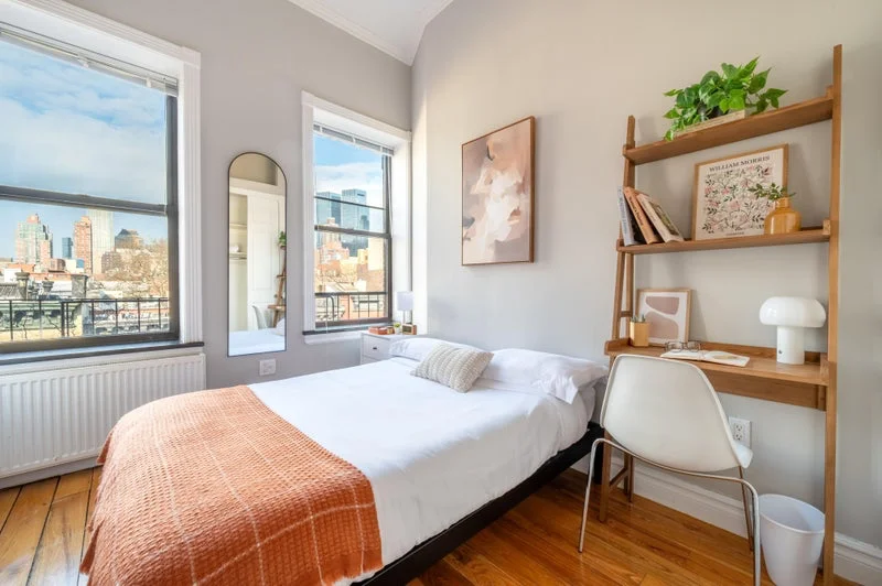 Private room with shared bathroom in Midtown – Furnished