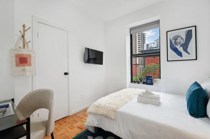 Private room with shared bathroom in Upper East Side – Furnished, photo 7