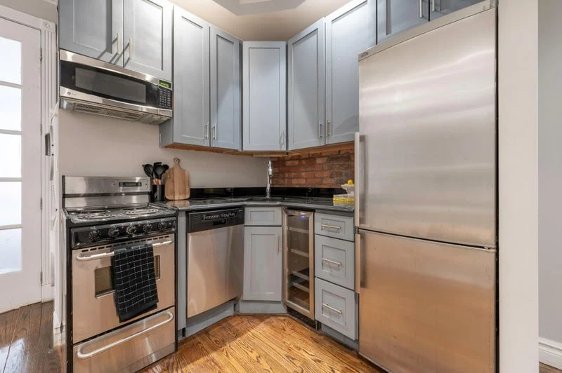 Private room with shared bathroom in Midtown – Furnished, photo 5