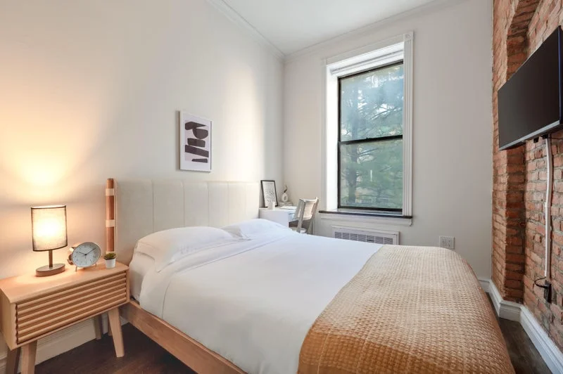 Private room with shared bathroom in Midtown – Furnished, photo 6