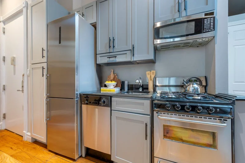 Private room with shared bathroom in Midtown – Furnished, photo 6