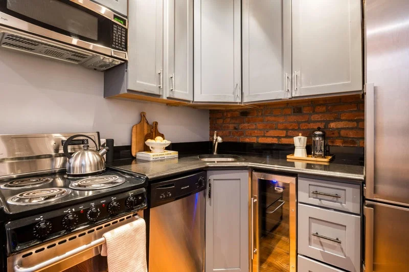 Private room with shared bathroom in Midtown – Furnished, photo 6