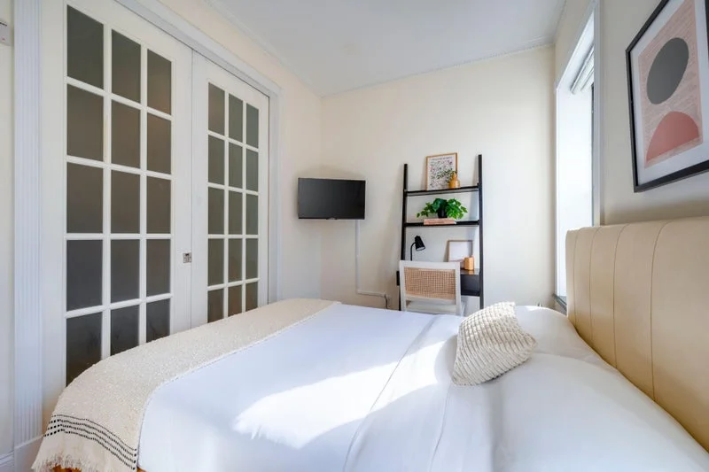 Private room with shared bathroom in Midtown – Furnished, photo 8
