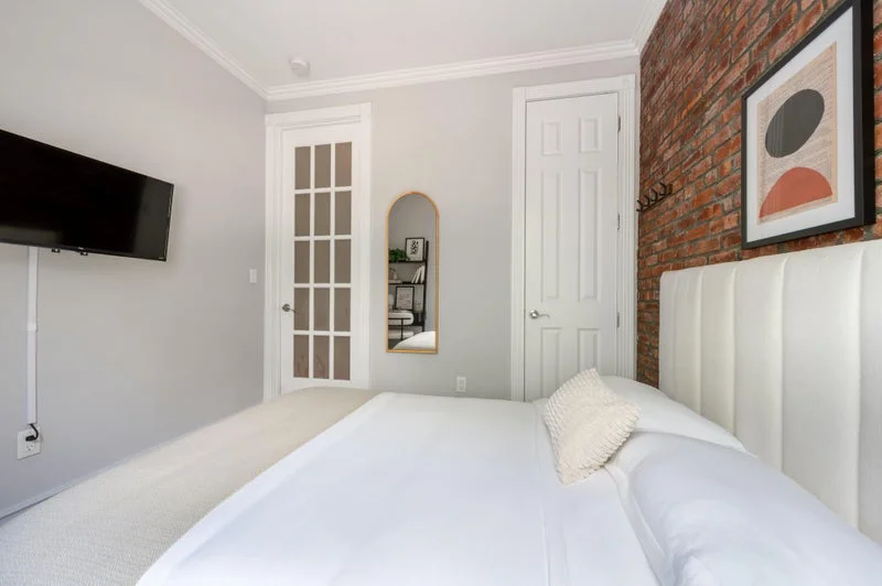 Private room with shared bathroom in Midtown – Furnished, photo 6