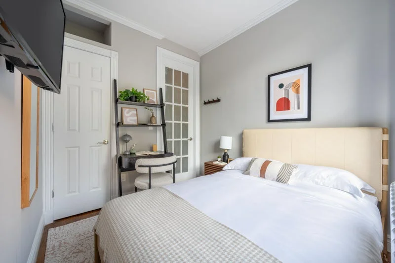 Private room with shared bathroom in Midtown – Furnished