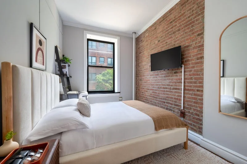 Private room with shared bathroom in Midtown – Furnished