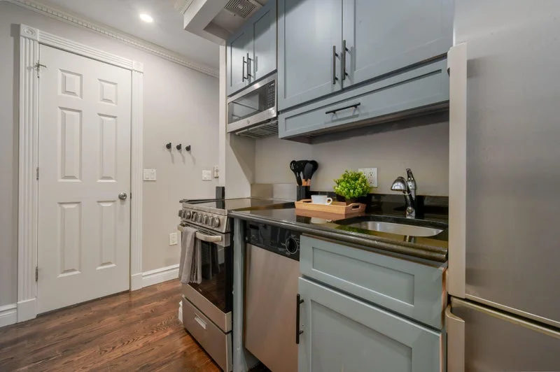 Private room with shared bathroom in Midtown – Furnished, photo 6