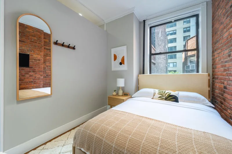 Private room with shared bathroom in Midtown – Furnished, photo 4
