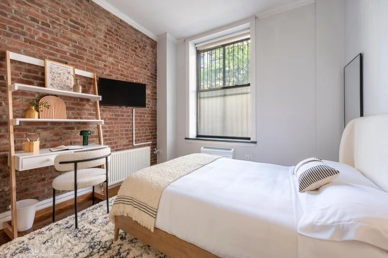 Private room with shared bathroom in Midtown – Furnished, photo 5