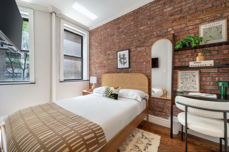 Private room with shared bathroom in Midtown – Furnished
