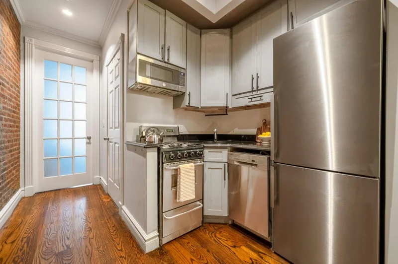Private room with shared bathroom in Midtown – Furnished