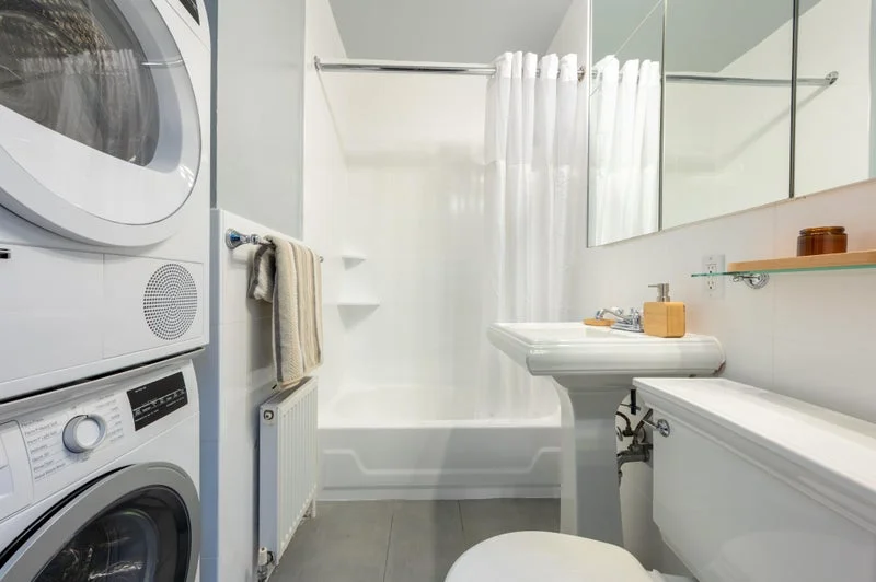 Private room with shared bathroom in Midtown – Furnished, photo 5