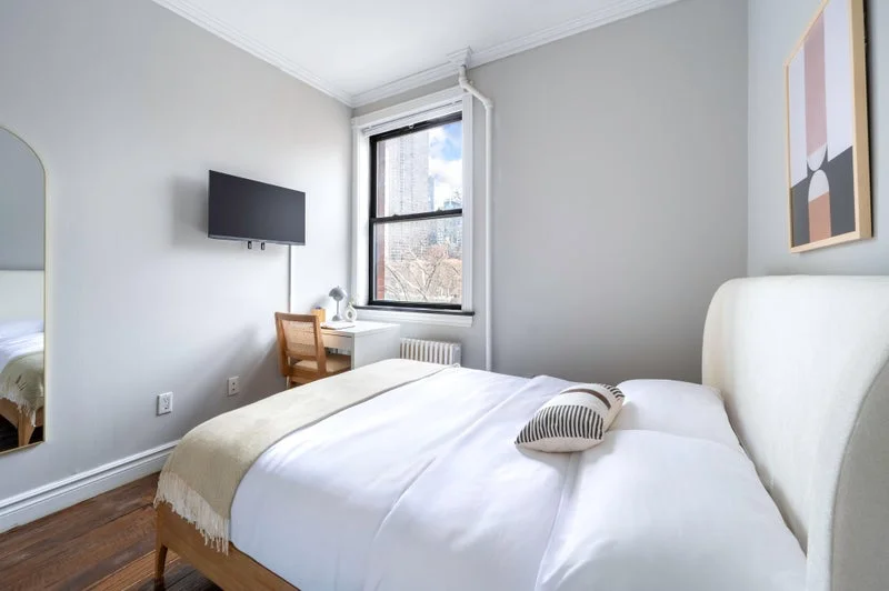 Private room with shared bathroom in Midtown – Furnished