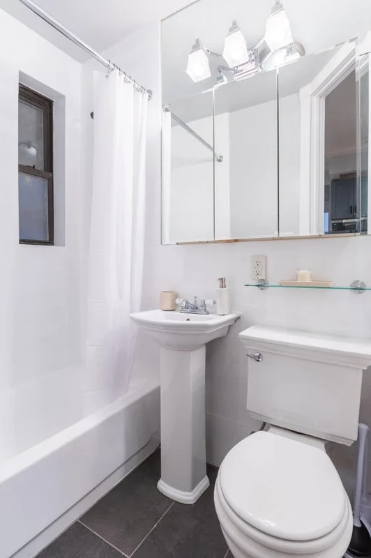 Private room with shared bathroom in Midtown – Furnished